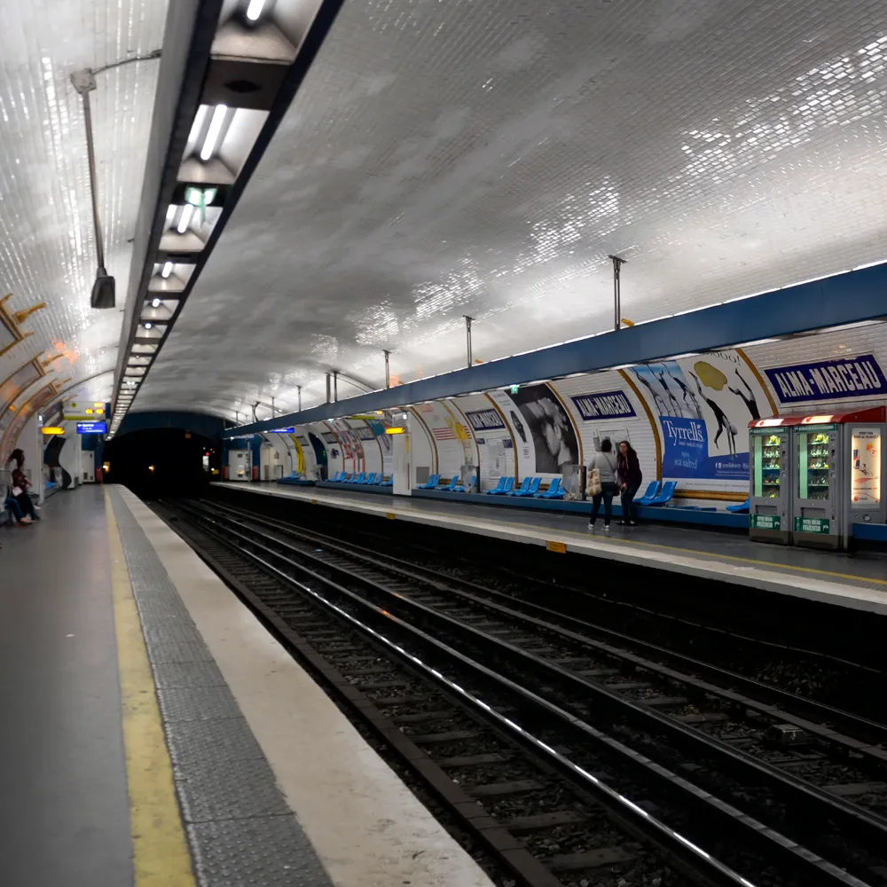 Entrada de uma estação de metrô em Paris com placas indicativas