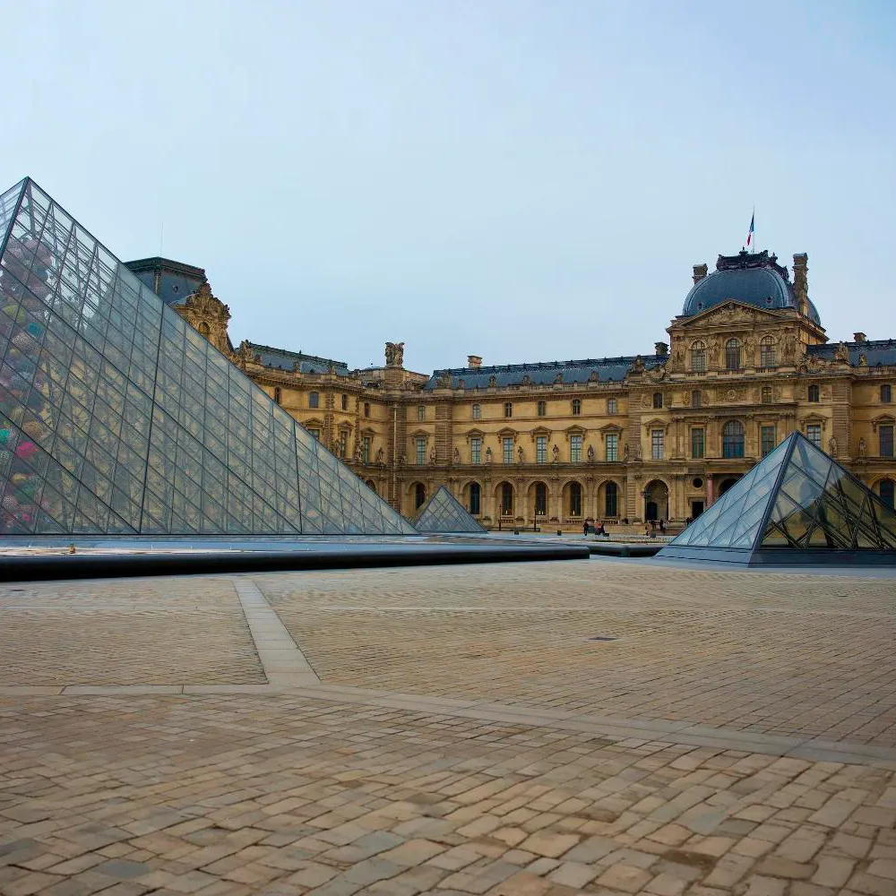 Museu do Louvre Fachada e Pirâmides