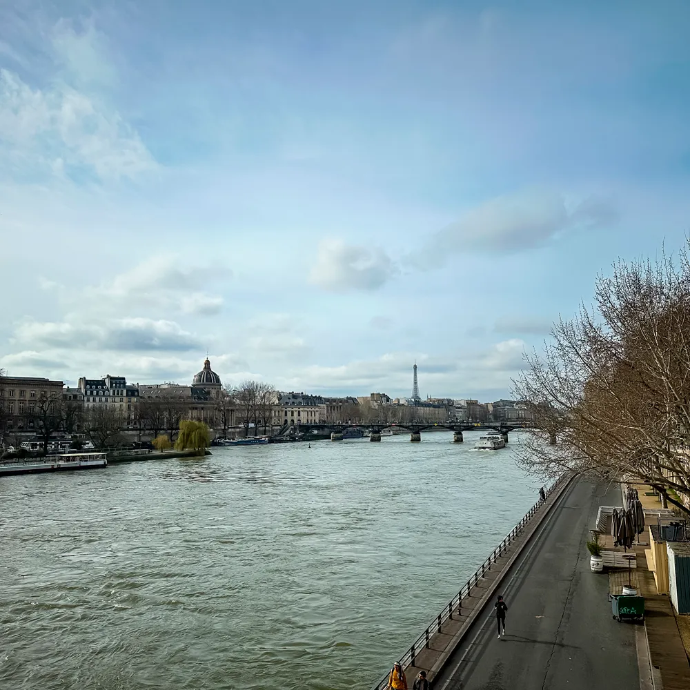 Ruas de Montmartre com artistas locais e arquitetura charmosa'